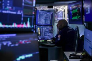 Petróleo se dispara y futuros de EE.UU. oscilan por tensión en Medio Oriente